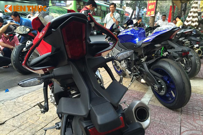 Hai chiếc Yamaha YZF-R1 2015 với hai màu khác nhau, một chiếc màu xanh và chiếc còn lại mang màu đỏ.