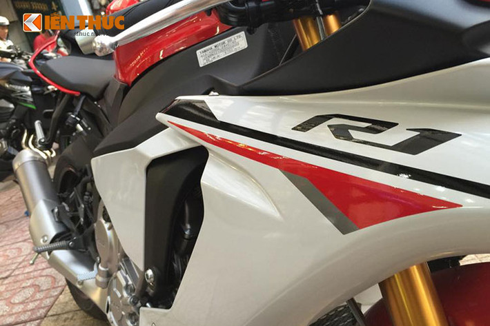 YZF-R1 thế hệ mới dài 2.055 mm, rộng 690 mm và cao 1.150 mm. Chiều cao yên 855 mm. Thế hệ mới có trục cơ sở được rút ngắn hơn so với mẫu cũ, ở mức 1.405 mm nhằm ôm cua dễ dàng hơn.