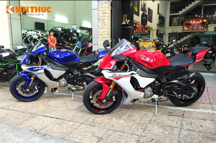 Đây là hai chiếc siêu môtô Yamaha YZF-R1 2015 được loạt khách hàng thứ hai tại Việt Nam đặt mua từ một đại lý môtô Pkl tại TP HCM.