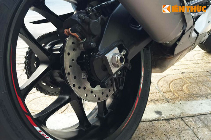 Cặp vành nhẹ 10 chấu có kích thước 17 inch với lốp trước có kích thước 120/70, lốp sau cỡ 190/55. Xe sở hữu phanh đĩa ABS đường kính 320 mm với 4 piston thủy lực, phanh đĩa đơn phía sau đường kính 220 mm.