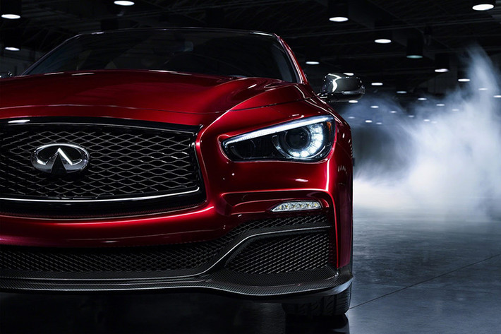 Eau Rouge Concept được giới thiệu lần đầu năm 2013 và nó ngay lập tức thu hút vô số sự quan tâm vì "trái tim" V6 3.8 lít tăng áp kép của Nissan GT-R cho sức mạnh 568 mã lực.