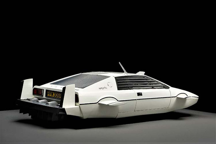 Tuy nhiên, đây chính là chiếc xe thể thao Lotus Esprit 1976 được sử dụng để quay bộ phim James Bond năm 1977 "The Spy Who Loved Me".