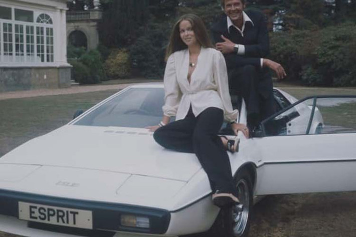 Siêu xe Lotus Esprit chỉ là 1 trong số 8 chiếc xe được Roger Moore sử dụng để quay phim. Nhưng nó là chiếc duy nhất đóng cảnh phim dưới nước. Chiếc xe sau khi quay phim bị bỏ quên trong nhà kho hơn 1 thập kỷ trước khi được cặp đôi này phát hiện.