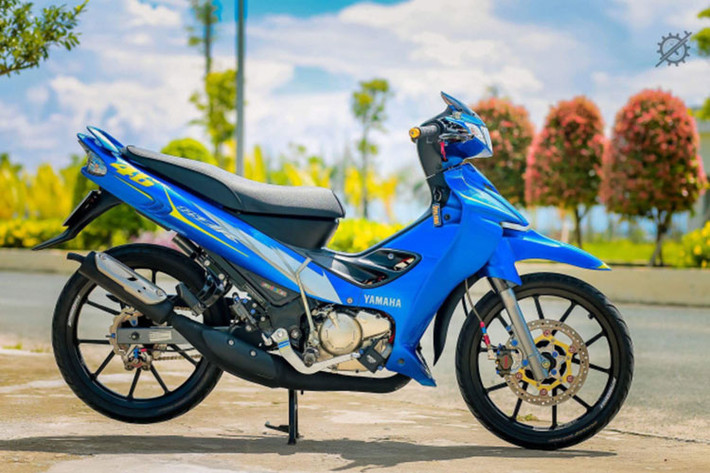 Chiếc Yamaha Z125 này đã được một biker miền Tây Nam Bộ đầu tư trang bị cho hàng loạt đồ chơi "hàng hiệu", trong số đó nhiều món có nguồn gốc từ xe đua. Ngoại hình xe khoác áo màu xanh nước biển đầy nổi bật & thể thao với những họa tiết của tay đua huyền thoại mang tên Valentino Rossi thuộc đội đua Yamaha GP.