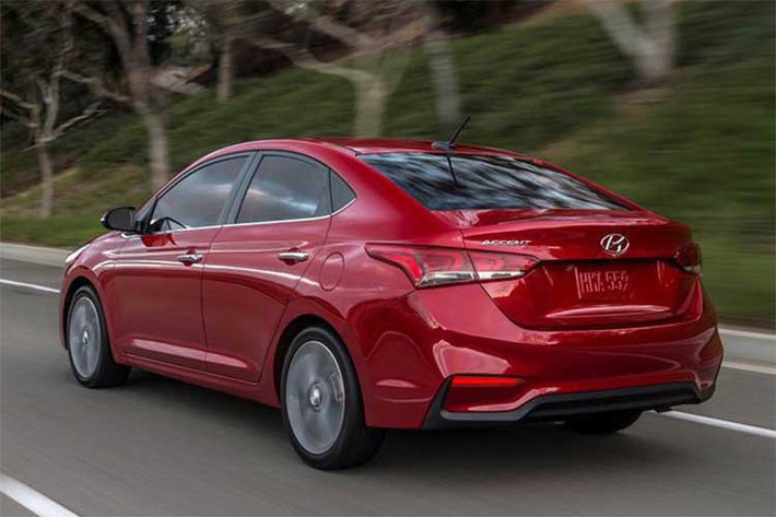 Khung gầm thế hệ mới được Hyundai gia cố bằng các hợp kim cường lực và khu vực chịu lực va chạm phía trước cứng hơn tới 32%, hứa hẹn sẽ cải thiện trải nghiệm lái xe, khả năng xử lý, độ ổn định cũng như độ an toàn trong trường hợp xảy ra tai nạn cho Accent phiên bản 2018.