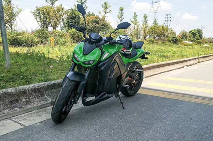 Mới đây, một loại xe máy điện hoàn toàn mới đang được người dùng quan tâm, tuy nhiên không phải là khen ngợi mà chủ yếu là chê bai. Chiếc xe đó chính là một chiếc xe máy điện xuất xứ từ Trung Quốc mang kiểu dáng hết sức hầm hố được làm nhái xe Kawasaki Z1000.