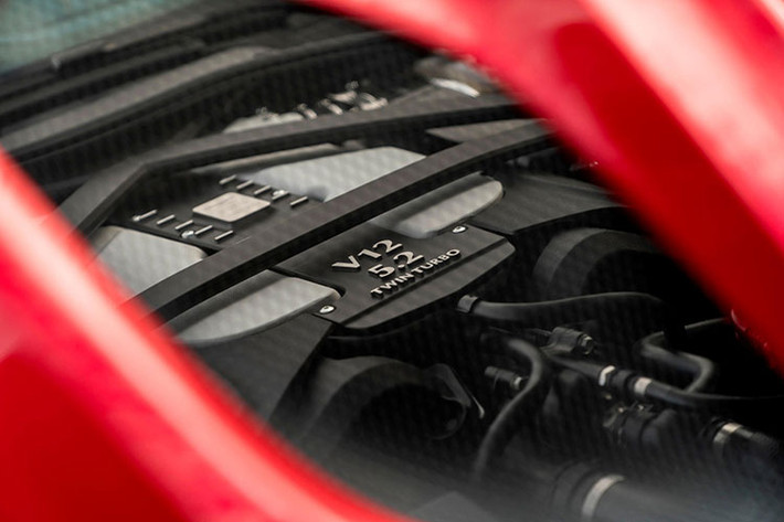 Chưa hết, Aston Martin DBS Superleggera 2019 còn mang ý nghĩa là mẫu xe đầu bảng mới của dòng Super GT trong gia đình Aston Martin. Cuối cùng, mẫu siêu xe Aston Martin DBS Superleggera 2019 còn đóng vai trò hồi sinh cả 2 thương hiệu DBS và Superleggera của hãng siêu xe Anh quốc.