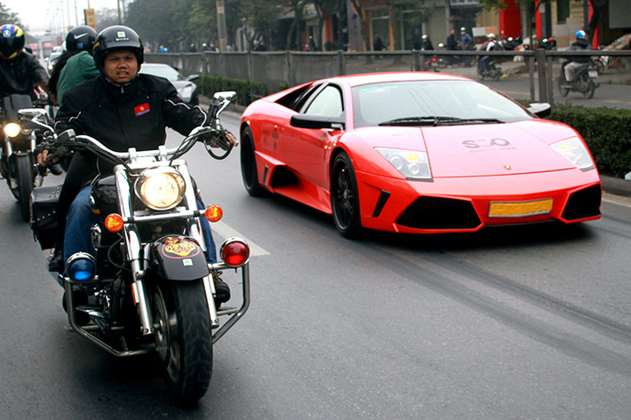 Chiếc Lamborghini Murcielago với ngoại thất cam-đen này từng được đưa về Việt Nam vào tháng 4/2008. Trong hành trình siêu xe Super Car Passion 2014 do một đại gia lĩnh vực Gas tổ chức, chiếc Lamborghini Murcielago này cùng các siêu xe và xe siêu sang khác đã trở thành tâm điểm trong ngày đầu tiên diễn ra.
