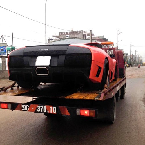 Chiếc siêu xe Murcielago LP640 tại Hà Nội này được Lamborghini trình làng từ tháng 3/2006. Tên xe là sự kết hợp của tên cũ Murcielago, chữ viết tắt LP (Longitudinale Posteriore - thuật ngữ tiếng Ý chỉ xe có động cơ đặt sau) và công suất động cơ mới.