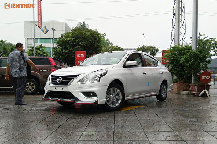 Sunny cạnh tranh trực tiếp với các đối thủ phân khúc B tại thị trường Việt Nam như: Toyota Vios, Hyundai Accent hay Honda City. Đây đều là những mẫu xe có doanh số bán rất tốt, vượt xe doanh số Nissan Sunny. Sau khi được giảm giá, hiện giá bán Nissan Sunny tương đối cạnh tranh và hy vọng sẽ có thể tăng doanh số trong mùa mua sắm xe cuối năm.