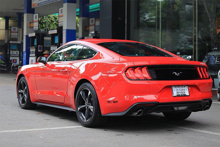 Ra mắt lần đầu vào ngày 5/12/2013 và bán ra vào năm 2014, thế hệ xe cơ bắp Ford Mustang thứ 6 tính tới nay đã được khoảng 3 năm tuổi. Chính vì vậy, phiên bản nâng cấp giữa vòng đời (facelift) Ford Mustang 2018 sở hữu những thay đổi khiến cho xe này càng trở nên hấp dẫn hơn.