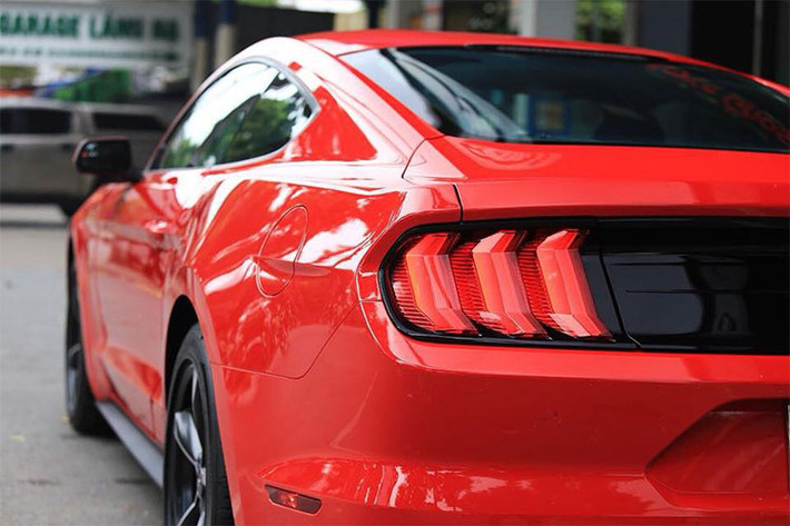 Bên sườn của mẫu xe cơ bắp Ford Mustang 2018 xuất hiện tổng cộng 10 tùy chọn mâm la-zăng khác nhau, bản tiêu chuẩn dùng loại 17 inch. Phía sau Ford Mustang 2018 có cụm đèn hậu và 3 dải đèn LED hình chữ C mới, bộ khuếch tán màu đen, hệ thống ống xả đơn đặt đối xứng 2 bên.