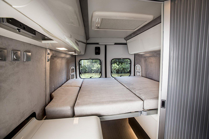 Ngoài hệ thống giường ngủ linh hoạt, Fiat Ducato Expedition còn được trang bị một tủ gỗ cao cấp, 2 TV màn hình phẳng, hệ thống âm thanh đa loa, hệ thống thông tin giải trí...
