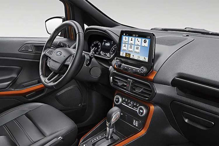 Các ghế ngồi của xe được bọc trong da đen Ebony Black và thêu chỉ màu cam Satin Orange tương phản. Ngoài ra, những chi tiết ốp trong xe cũng đã được Ford sơn lại trong tông màu cam tương tự khiến nó bắt mắt hơn.