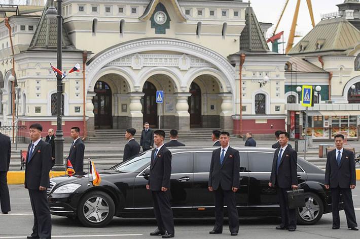 Thời gian vừa qua, nhà lãnh đạo Triều Tiên Kim Jong Un đã thường xuyên đến các sự kiện quốc tế phần lớn đều là limousine bọc thép chống đạn mang thương hiệu Mercedes-Benz. Khi đến Nga để tham gia cuộc gặp thượng đỉnh với Tổng thống Vladimir Putin, ông Kim đã mang theo xe bọc thép Mercedes-Maybach S600 Pullman Guard và Maybach 62S.