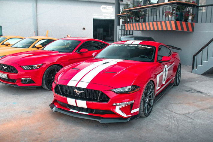 Không chỉ là 1 trong 20 chiếc Ford Mustang 808 mã lực độ bởi Henessey, chiếc xe này tại Việt Nam còn đặc biệt hơn vì là chiếc đầu tiên xuất xưởng đánh số thứ tự 1 ở bên hông xe và trong vỏ động cơ. Vì vậy, ngay khi vừa về nước, chiếc xe cơ bắp lập tức thu hút sự chú ý của giới mê xe.