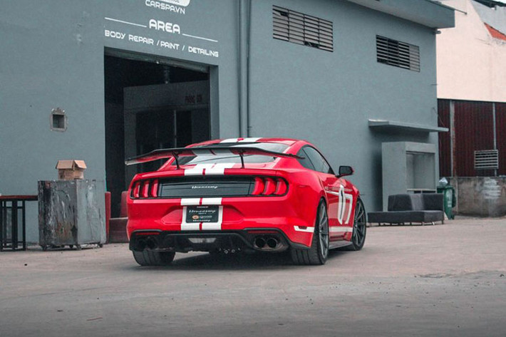 Ngoài ra, chiếc xe Ford Mustang độ này còn được lắp đặt bộ mâm thể thao, lốp đua của Michellin, kết hợp với hệ thống phanh đĩa hiệu suất cao Brembo. Đối với nội thất, xe sở hữu các ghế ngồi có in logo Henessey.