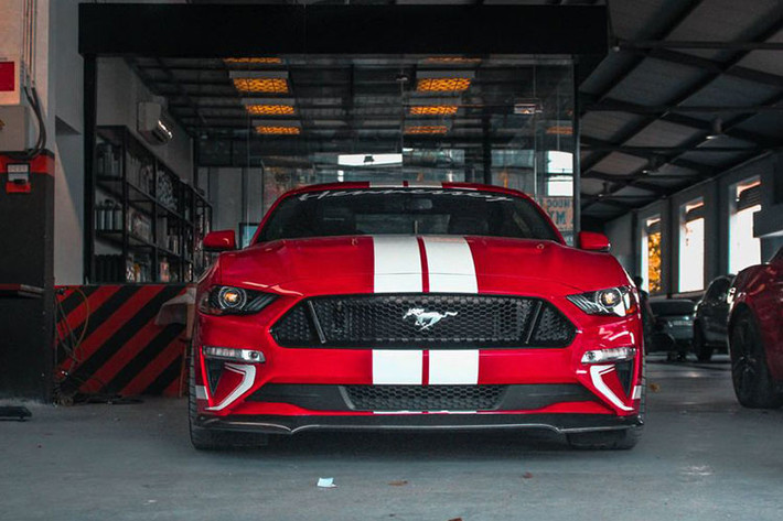 Được xây dựng từ bản Ford Mustang GT, chiếc Hennessey Heritage Edition Mustang tại Việt Nam vẫn sử dụng động cơ tiêu chuẩn V8 5.0L, nhưng đã được Hennessey nâng cấp bằng cách thêm một bộ siêu nạp.