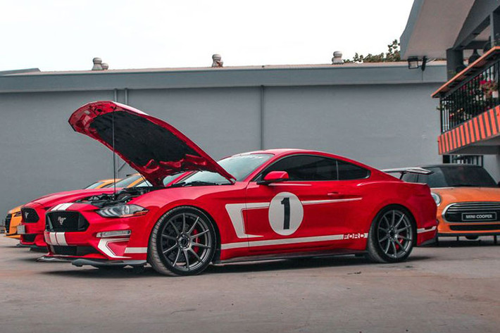 Bản độ của mẫu xe cơ bắp Ford Mustang này càng thêm thú vị khi nó là phiên bản đặc biệt được giới thiệu đến công chúng nhân kỷ niệm hãng độ hiệu suất Hennessey xuất xưởng chiếc xe thứ 10.000.