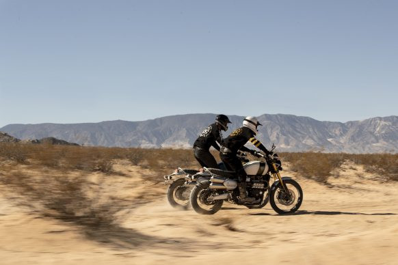 Ngoài ra, những chiếc xe Triumph Scrambler 1200 còn được sử dụng cặp phuộc hàng hiệu với phuộc trước Showa và phuộc sau Ohlins có khả năng tùy chỉnh tốt. Cặp đôi này được trang bị các tiêu chuẩn an toàn đầy đủ như phanh ABS, đĩa đôi cùng với hệ thống phun xăng điện tử FI. Xe sẽ được ra mắt vào cuối năm 2018 này.