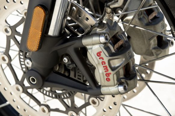 Thế nhưng, Triumph Scrambler 1200 XE lại cho khả năng chinh phục những con đường khó hơn với thiết kế cao ráo và cứng cáp hơn, đáp ứng được mọi điều mà chiếc Triumph Street Twin Scrambler chưa làm được.