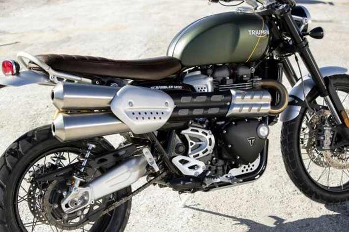 Cả hai chiếc Triumph Scrambler 1200 phiên bản mới này đều sở hữu cỗ máy xy lanh đôi, làm mát bằng dung dịch, 1200 phân khối với 6 cấp số cho công suất cực đại 89 mã lực tại 7.400 vòng tua/phút và lực kéo cực đại đạt 110Nm ở 3.950 vòng tua/phút.