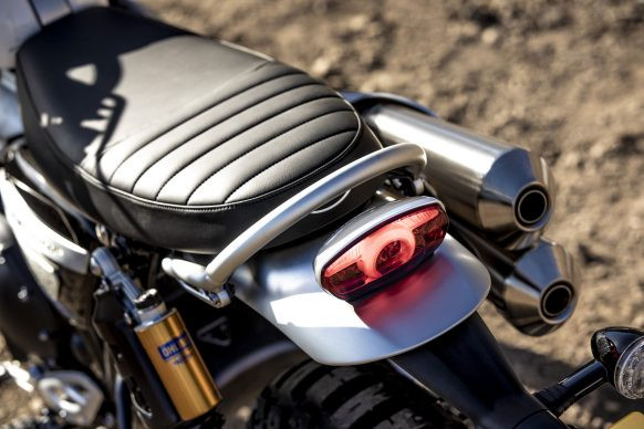 Không chỉ một mà cả hai mẫu Scrambler mới được Triumph tiết lộ đều sẽ làm hài lòng các fan trên toàn thế giới. 1200XC sẽ là một chiếc xe sử dụng cặp phuộc nhỏ hơn phục vụ cho việc đi cả đường trường và off-road nhẹ.