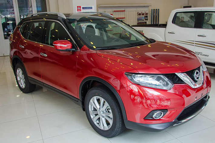 Tại thị trường Việt Nam, Nissan X-Trail mới sở hữu 3 phiên bản: Nissan X-trail 2.5L CVT 4WD high, Nissan X-Trail 2.0L CVT 2WD High và Nissan X-Trail 2.0L CVT 2WD Mid. Động cơ 2.5 thế hệ mới nhất tiết kiệm nhiên liệu ở mức 7,06 Lít/100 km theo tiêu chuẩn đường hỗn hợp (theo công bố của nhà sản xuất).
