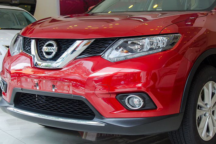 Nissan X-Trail đang được phân phối tại thị trường Việt Nam thông qua hình thức lắp ráp trong nước, được thiết kế lại hoàn toàn so với thế hệ trước đó, với tham vọng giành "miếng bánh" thị phần từ các đối thủ như Mazda CX-5 hay Honda CR-V tại Việt Nam. Sau một thời gian thâm nhập thị trường, mẫu xe này đã có mức tăng trưởng khá tốt.