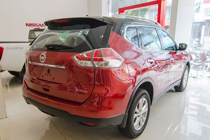 Được thiết kế lại hoàn toàn, loại bỏ kiểu dáng vuông vức của các thế hệ trước. Phần đầu xe với các đèn pha có dải LED định vị sắc sảo và lưới tản nhiệt chữ V đặc trưng cuả thương hiệu ôtô Nissan gợi nhớ về "đàn anh" Murano. Để cạnh tranh với các đối thủ, Nissan đã khiến cho X-Trail trở nên "mềm mại", thời trang và hiện đại hơn.