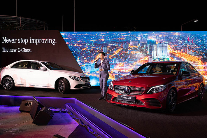 Một khách mời khác cũng mua xe ngay tại sự kiện là ca sĩ Lê Hiếu, tuy nhiên, thay vì Mercedes-Benz C-Class 2019 anh chàng này chọn mua E-Class. Tại Việt Nam, E-Class đang được phân phối theo các phiên bản E200, E250 và E300 AMG, giá dao động từ 2,099 tỷ đến 2,769 tỷ đồng.