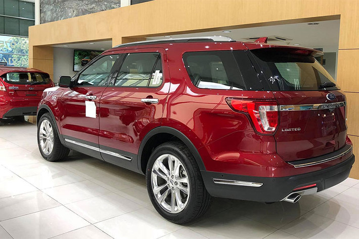Các trang bị an toàn nổi bật của mẫu xe SUV cỡ lớn này bao gồm: Hệ thống chống trượt, hệ thống ổn định chống lật AdvanceTrac, cảnh báo chệch làn đường, cảnh báo điểm mù, hệ thống hỗ trợ đỗ xe và cảnh báo phương tiện cắt ngang, hệ thống camera trước và sau 180 đ, cảnh báo áp suất lốp và 10 túi khí với túi khí dành cho đầu gối lái xe.