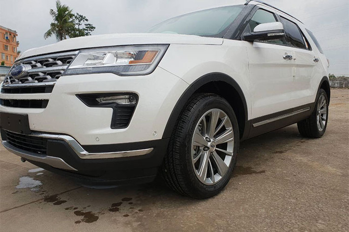 Một điểm khác biệt nữa trên Explorer bản nâng cấp 2018 là bộ mâm hợp kim cũng được thay đổi thiết kế với các nan to nhỏ xen kẽ thay vì bố trí nhiều nan như ở đời xe trước. Bộ mâm mới vẫn có thiết kế 20 inch giống với bản cũ., gương chiếu hậu xe thiết kế hai màu với đèn báo rẽ led...