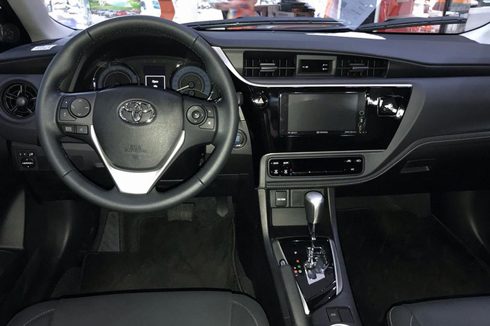 Tương tự như ngoại thất, nội thất của Corolla Altis 2018 cũng chỉ có một vài thay đổi nhỏ, chưa thực sự tạo được sức hấp dẫn. Bảng táp-lô được điều chỉnh dễ dàng sử dụng hơn, cửa gió điều hoà 2 bên dạng tròn cùng màn hình hiển thị đa thông tin TFT 4.2 inch được tinh chỉnh.