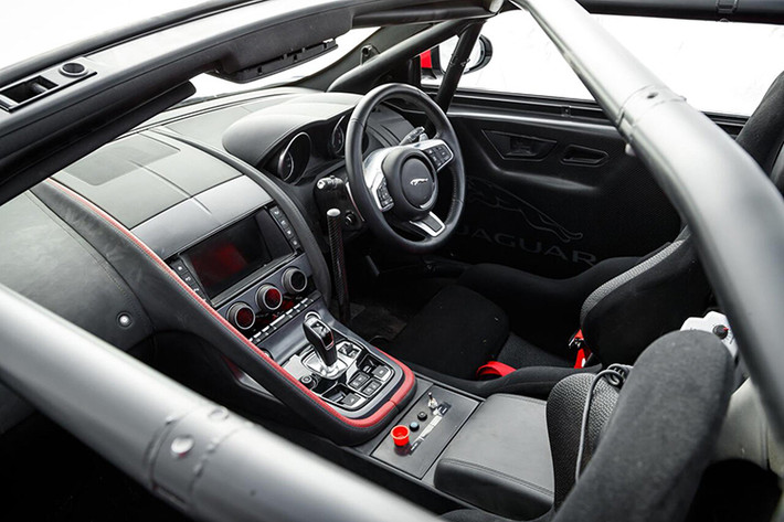 Các mẫu xe Jaguar F-TYPE việt dã này được nâng cấp đáng kể ở hệ thống phanh, hệ thống treo và hệ truyền động bao gồm bộ đĩa phanh xẻ rãnh cùng bộ kẹp phanh bốn piston trước và sau. Bộ giảm chấn được chế thủ công tinh vi với bộ nhíp xe êm hơn đảm bảo xe vận hành hiệu suất cao ngay cả trên các chặng đua khắc nghiệt.