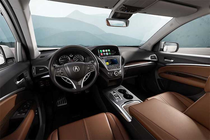 Ở bên trong nội thất, MDX Sport Hybrid có bảng điều khiển trung tâm hiện đại hơn. Chiếc xe có tới 2 màn hình khác nhau, trong đó chiếc nhỏ hơn có kích thước 7 inch, sử dụng tấm nền cảm ứng với độ nhạy cao hơn 30% so với đời cũ. Giao diện điều khiển của hệ thống giải trí cũng được thiết kế lại trực quan hơn.