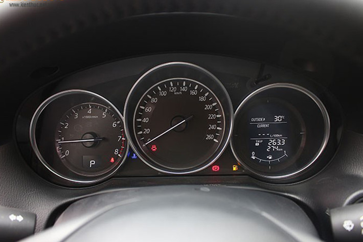 Nissan X-Trail phiên bản 2016 sở hữu số đo "ba vòng" dài x rộng x cao lần lượt là 4.635 x 1.790 x 1.700 Nm, chiều dài cơ sở đạt 2.630 mm, khoảng sáng gầm 215 mm. Bên trong nội thất, X-Trail 2016 gây ấn tượng bởi thiết kế đơn giản nhưng thanh nhã. Bảng táp lô của xe có thiết kế hài hòa, cong đều xuống dưới, ít chi tiết rườm rà.