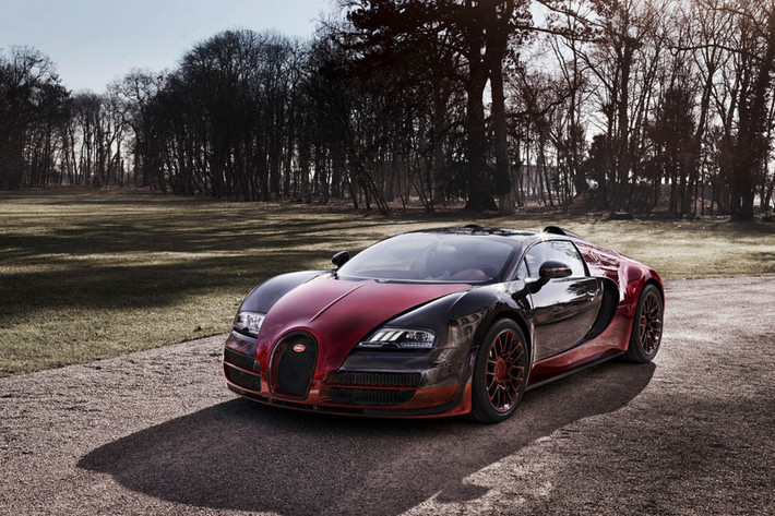 Bugatti cho biết đây là chiếc Veyron thứ 450 và cũng là cuối cùng mà họ sản xuất. Như đã từng nói trước đó, việc ngừng sản xuất Veyron cũng có nghĩa là hãng xe Pháp sẽ bắt đầu lắp ráp truyền nhân của nó, siêu xe với tên gọi được cho là Chiron.