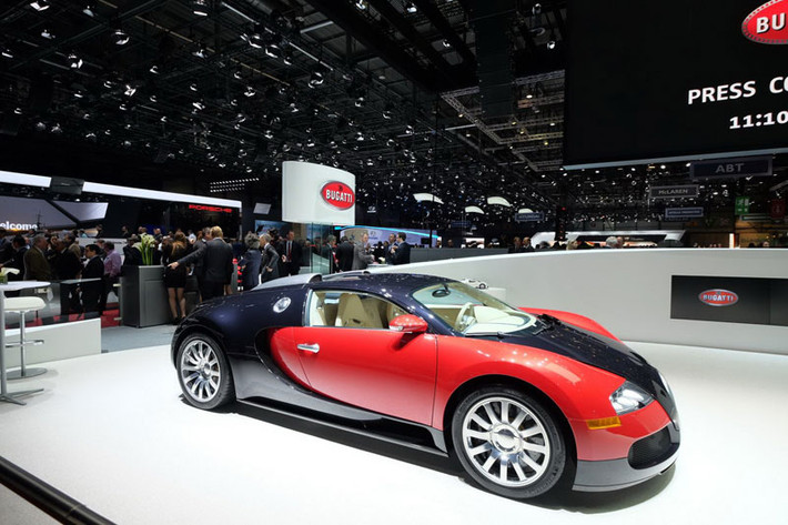 Bugatti Veyron Grand Sport Vitesse La Finale được sơn hai màu đỏ-đen tuyệt đẹp.