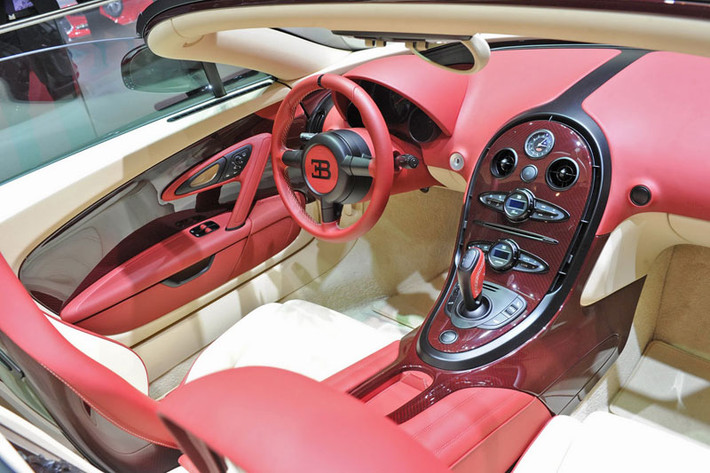 Giống như các xe Vitesse khác, chiếc Bugatti Veyron Grand Sport Vitesse La Finale dùng động cơ 16 xi-lanh W16, dung tích 8.0 lít, tăng áp kép, sản sinh công suất tối đa 1.200 mã lực và mô-men xoắn cực đại 1.500 Nm.