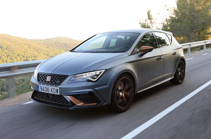 Đây là mẫu hatchback mạnh nhất mà Seat từng sản xuất. Seat Leon Cupra 300 trang bị động cơ 2,0 lít tăng áp 4 xi-lanh, khối động cơ này cung cấp cho xe sức mạnh 296 mã lực, mô-men xoắn cực đại 350 Nm, khả năng tăng tốc 0-100 km/h trong 5,8 giây với vận tốc tối đa 250 km/h. Xe cũng được trang bị hệ dẫn động 4 bánh giúp khả năng xử lý linh hoạt hơn.