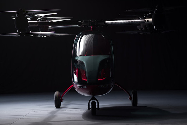 Tất nhiên Passenger Drone cũng gặp không ít cạnh tranh. Gần đây, chiếc taxi bay EHang 184 vừa được thử nghiệm tại Dubai. Phía MIT cũng đang chuẩn bị cho các cuộc thử nghiệm máy bay cá nhân, hay một số công ty như Kitty Hawk (một dự án của Chủ tịch Google Larry Page) và Daimler đang tìm hiểu về công nghệ này.