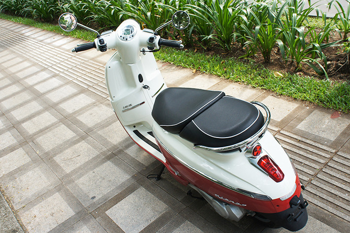 Mẫu xe tay ga này sở hữu kích thước dài x rộng x cao lần lượt là 1.925 mm, 710 và 1.150 mm. Độ cao tới yên 770 mm. Theo cảm nhận ban đầu, Django là mẫu xe bánh nhỏ, quý phái theo phong cách cổ điển châu Âu, đặc biệt phù hợp với phụ nữ khi sử dụng trong đô thị.