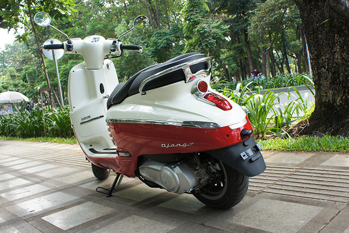 Phiên bản tầm trung được trang bị máy 125 cc 10,2 mã lực và bản cao cấp dùng động cơ 150 cc 11,3 mã lực. Tại thị trường Việt Nam, Django hiện đang chỉ có duy nhất phiên bản động cơ 4 kỳ 125 cc. Hệ thống treo của xe gồm phuộc ống lồng ở phía trước và phuộc monoshock ở phía sau.