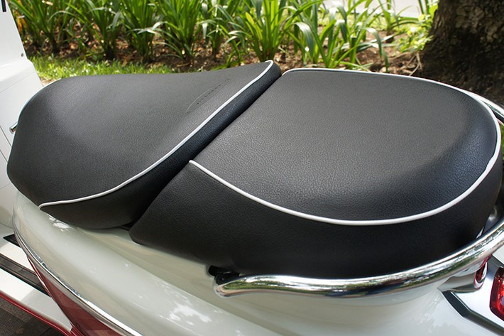 Tương tự chiếc Vespa GTV, yên xe của Django cũng được thiết kế tính tế dạng tách rời thành 2 nửa cho người ngồi trước và ngồi sau xe. Tay xách phía sau dạng kim loiaj sáng bóng khá tiện lợi cho người sử dụng.