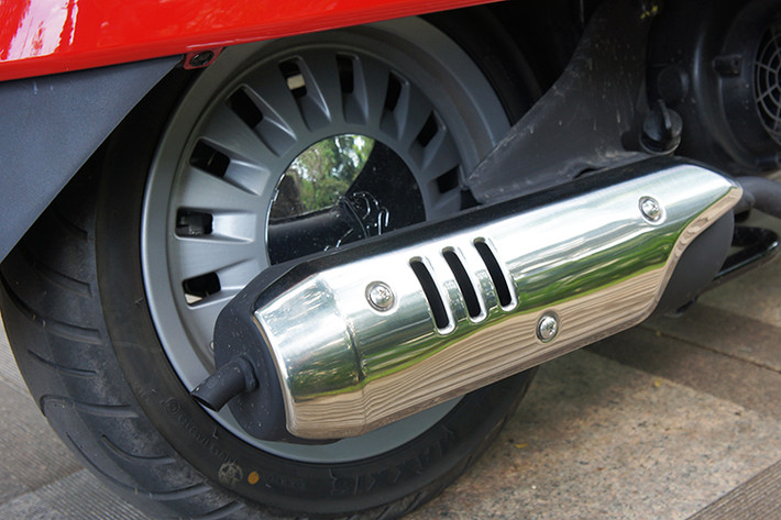 Xe sở hữu hệ thống ống xả bọc chrome kéo dài. Cặp bánh xe có đường kính mâm 12 inch, và cũng có thiết kế nhiều nan gợi nhớ về những chiếc xe hơi cổ điển. Thậm chí Peugeot còn trang bị ốp mâm xe để khiến cho chiếc Django trông giống các dòng xe cổ hơn nữa.