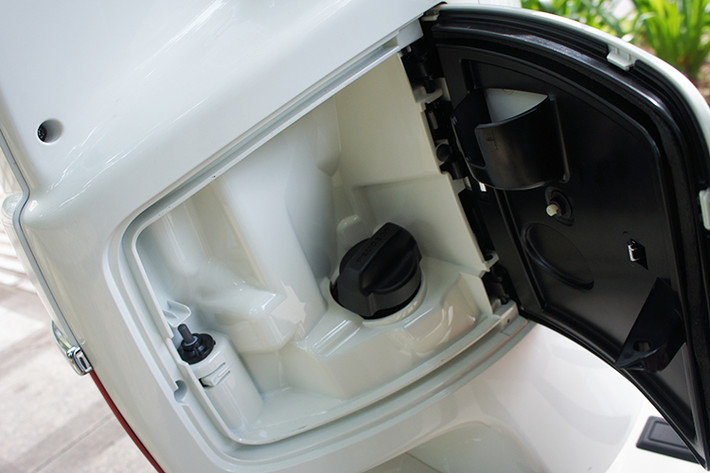 Là một mẫu xe tay ga ở phân khúc trung cao cấp, Peugeot Django được thiết kế khá tinh tế với sàn để chân rộng rãi, đi kèm với đó là hai hộc đồ mở dạng cánh tủ với bên trái là hộc đổ nhiên liệu với dung tích 8,2 lít.