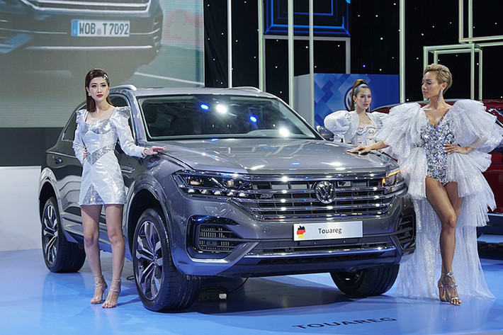 Tại triển lãm ôtô Việt Nam - Vietnam Motor Show 2019 đang diễn ra tại TP HCM, thương hiệu xe Đức đã chính thức công bố nhận đơn đặt hàng đối với mẫu SUV Volkswagen Touareg mới. Bên cạnh đó, hãng còn cho biết sẽ phân phối mẫu xe này tới tay người tiêu dùng với 3 phiên bản, bao gồm bản Elegance, Premium và Luxury.