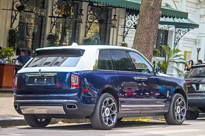 Rolls-Royce Cullinan được trang bị động cơ V12, tăng áp kép, dung tích 6.75 lít, sản sinh công suất tối đa 563 mã lực và mô-men xoắn cực đại 850 Nm tại vòng tua máy 1.600 vòng/phút. Động cơ của Rolls-Royce Cullinan được trang bị hộp số tự động ZF 8 cấp, hệ dẫn động 4 bánh toàn thời gian và đánh lái 4 bánh hoàn toàn mới.
