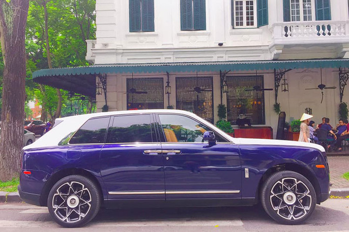 Hai chiếc SUV siêu sang Rolls-Royce Cullinan vừa xuất hiện trên đường phố Hà Nội thuộc chiếc đầu tiên và thứ tư có mặt tại dải đất hình chữ S. Trong đó, chiếc Rolls-Royce Cullinan đầu tiên về Việt Nam có màu sơn trắng nhưng đã được chủ nhân dán đổi màu sang xanh dương và trắng.